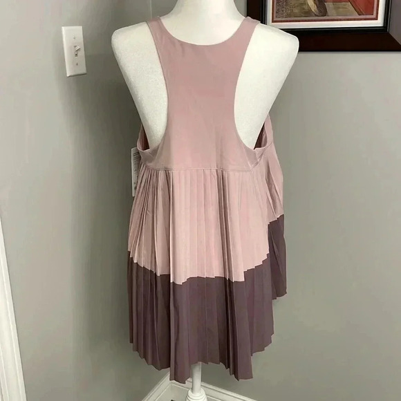 Athleta Swing Forward Pleated Tank Top Size Large NWT - Picture 7 of 7